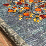 ペルシャギャッベの玄関マット、ライトブルーとグレーのカラーミックス、ザクロの木の緻密な織り込み、イラン・シーラーズ産、ファインクオリティウール素材。