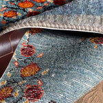 ペルシャギャッベの玄関マット、ライトブルーとグレーのカラーミックス、ザクロの木の緻密な織り込み、イラン・シーラーズ産、ファインクオリティウール素材。