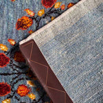 ペルシャギャッベの玄関マット、ライトブルーとグレーのカラーミックス、ザクロの木の緻密な織り込み、イラン・シーラーズ産、ファインクオリティウール素材。