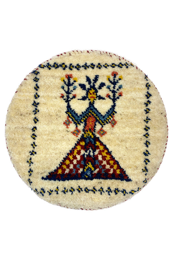 イラン・シーラーズ産の円形ギャッベ。女性と花束のデザイン。モコモコとした座布団