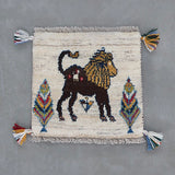ペルシャ・シーラーズ製、ペルシャギャッベ座布団、柔らかな雰囲気のライオンモチーフ