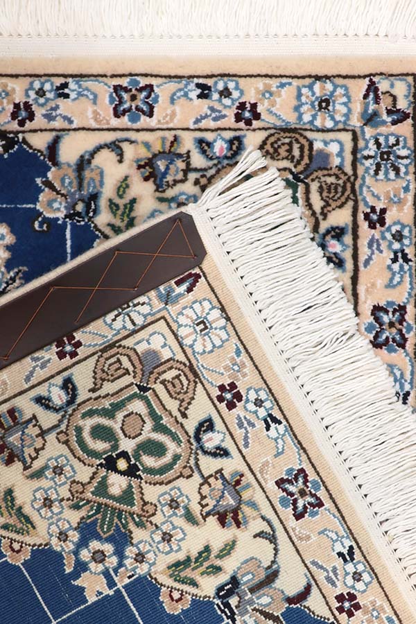青と白のナイン産ペルシャ絨毯玄関マットサイズ