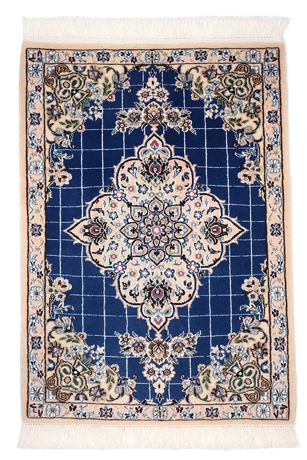 青と白のナイン産ペルシャ絨毯玄関マットサイズ