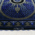 ペルシャ絨毯 クム産 カンバルザデ工房製 シルク手織りラグ（約80×120cm）青と黒のグラデーション、メダリオンとガンディール文様入り