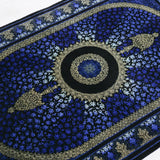 ペルシャ絨毯 クム産 カンバルザデ工房製 シルク手織りラグ（約80×120cm）青と黒のグラデーション、メダリオンとガンディール文様入り