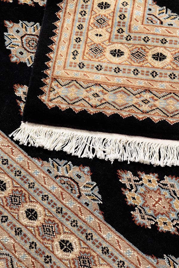 パキスタン絨毯  <br>シルクタッチ<br>約140cm x 206cm