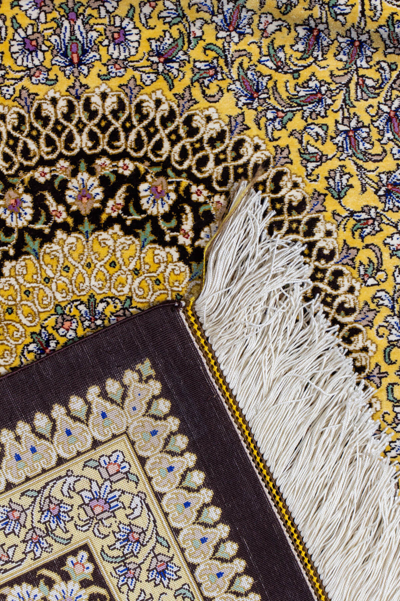 イラン・クム産のメダリオンと唐草模様が特徴のシルクペルシャ絨毯。