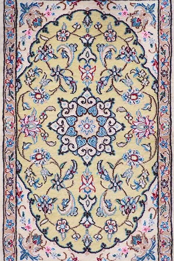 レモンイエローベースのイラン・ナイン製ウール＆シルクペルシャ絨毯。