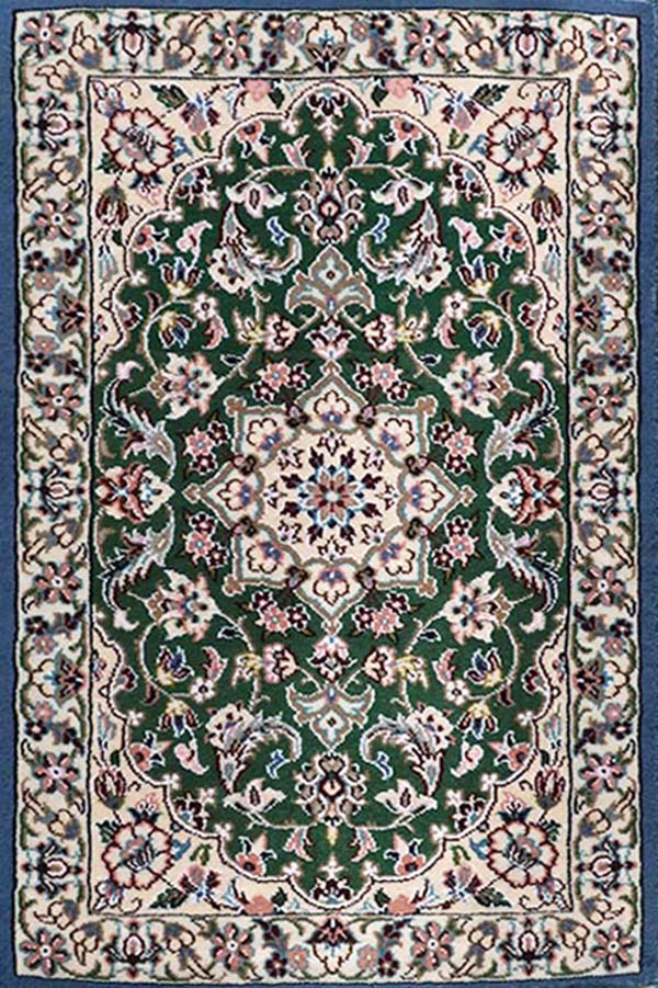 ライトブルーとグリーンの唐草模様、シルク縁取りのイラン・ナイン製ペルシャ絨毯玄関マット。