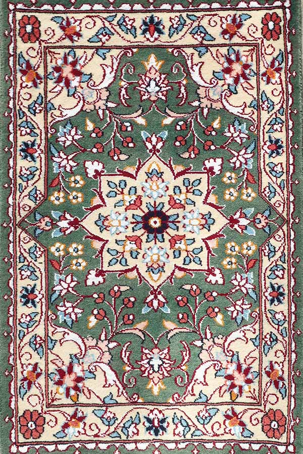 グリーンベースのイラン・ナイン製ウール＆シルクペルシャ絨毯。
