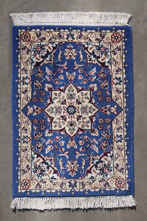 ブルーベースのイラン・ナイン製ウール＆シルクペルシャ絨毯。