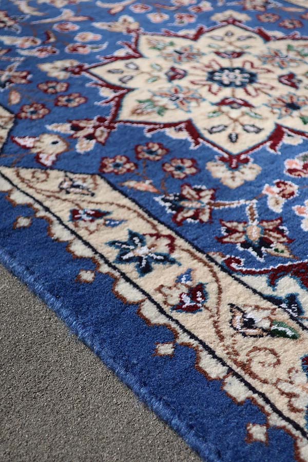 ブルーベースのイラン・ナイン製ウール＆シルクペルシャ絨毯。