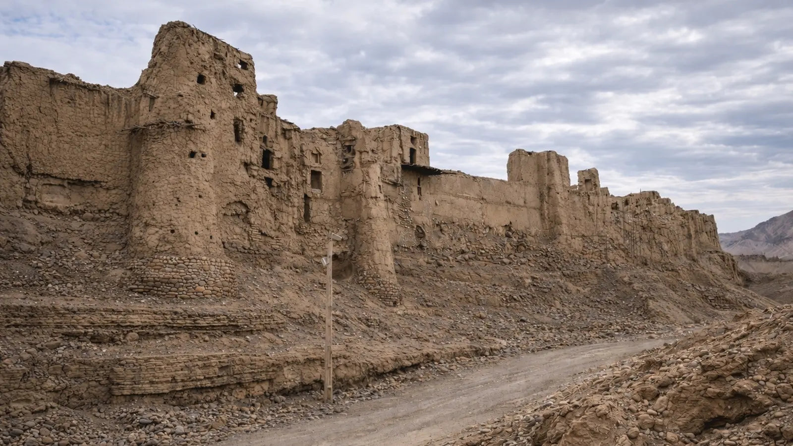 アバデ近郊のイザードハシュト隊商宿