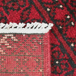 深い赤色を基調にした力強い幾何学模様が施されたアフガニスタン絨毯（51×68cm、ウール製）