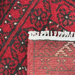 深い赤色を基調にした力強い幾何学模様が施されたアフガニスタン絨毯（51×68cm、ウール製）