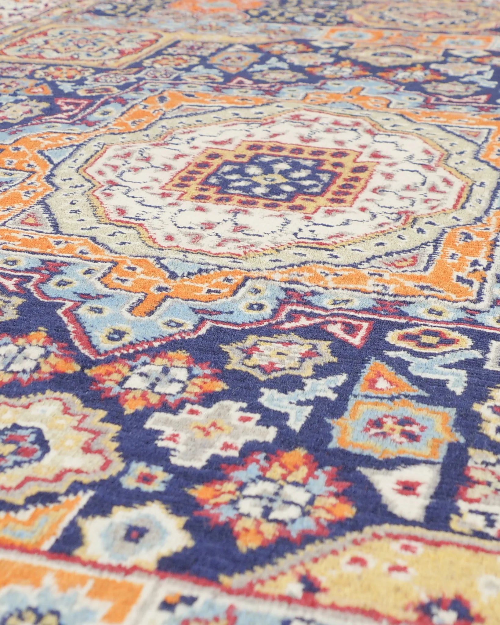 アフガニスタン産の手織り絨毯 130×193cm。伝統的なマムルークデザインで、中央に八角形メダリオンと幾何学模様を配し、濃紺を基調に赤やアイボリーの文様が映える一点物ウールラグ。