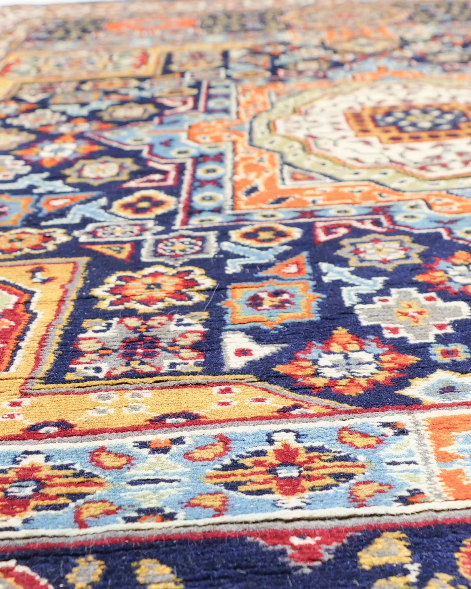 アフガニスタン産の手織り絨毯 130×193cm。伝統的なマムルークデザインで、中央に八角形メダリオンと幾何学模様を配し、濃紺を基調に赤やアイボリーの文様が映える一点物ウールラグ。