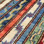 ボルドーとブルーが映えるガズニウールのラグ