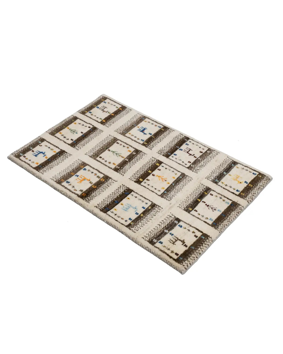 12の枠に動物や木のモチーフを織り込んだギャッベ