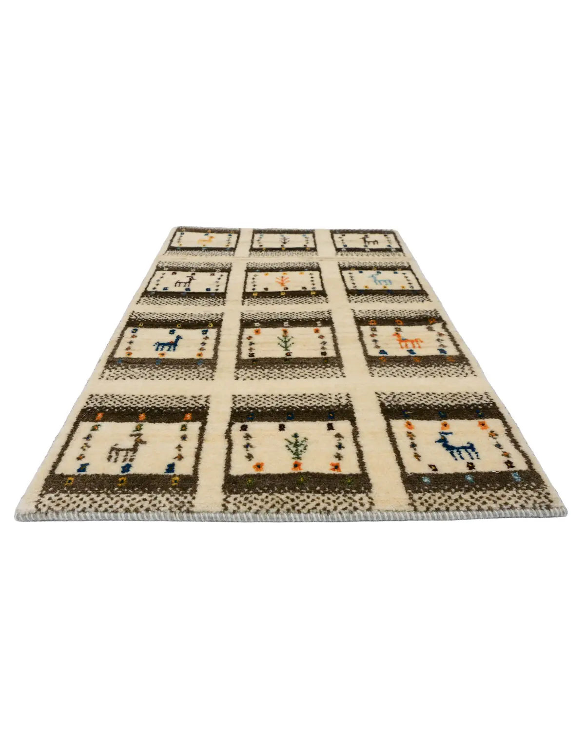 小さな動物たちと草花が並ぶ可愛いギャッベマット