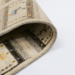 ウールの柔らかな風合いと優しい色合いが魅力