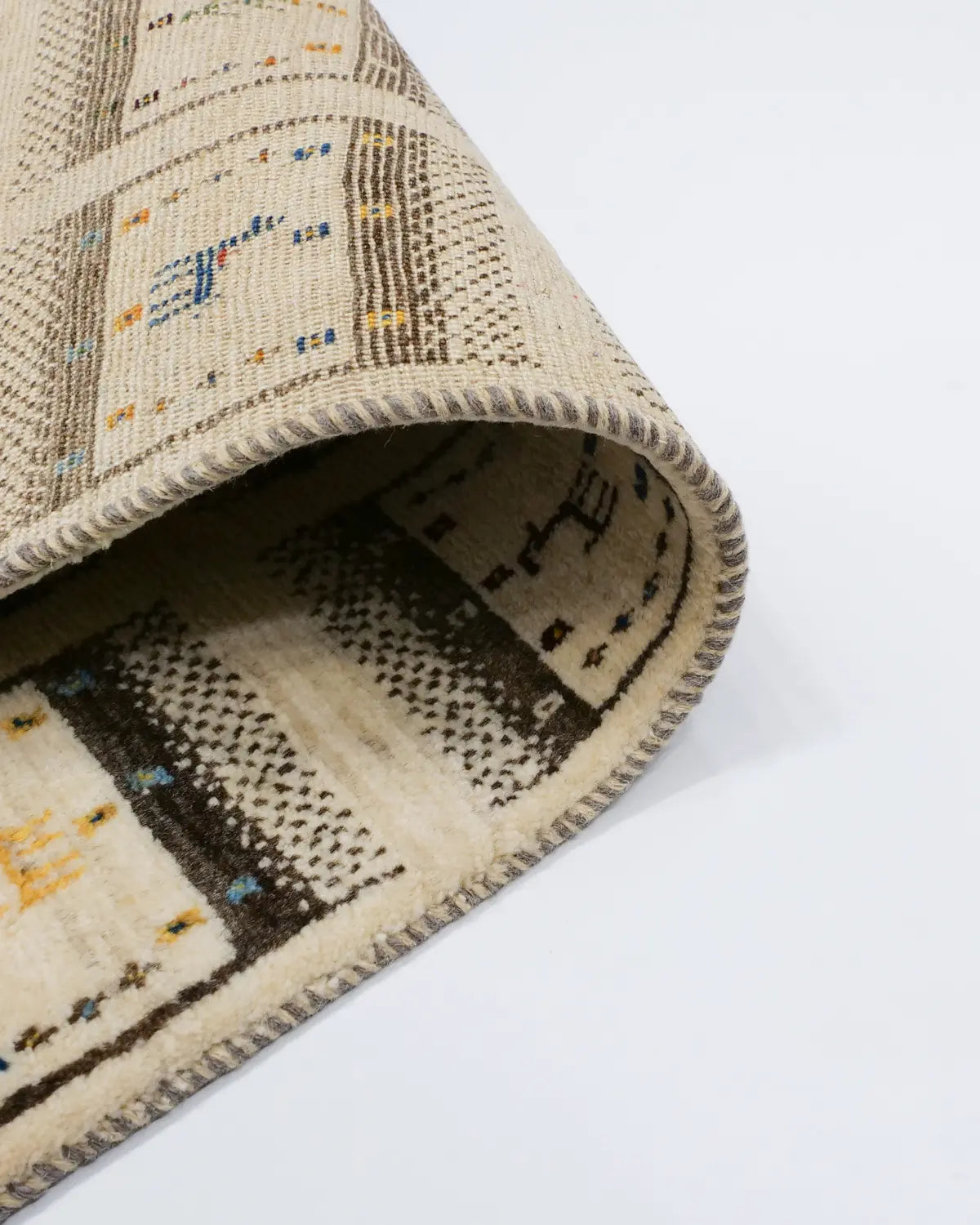 ウールの柔らかな風合いと優しい色合いが魅力