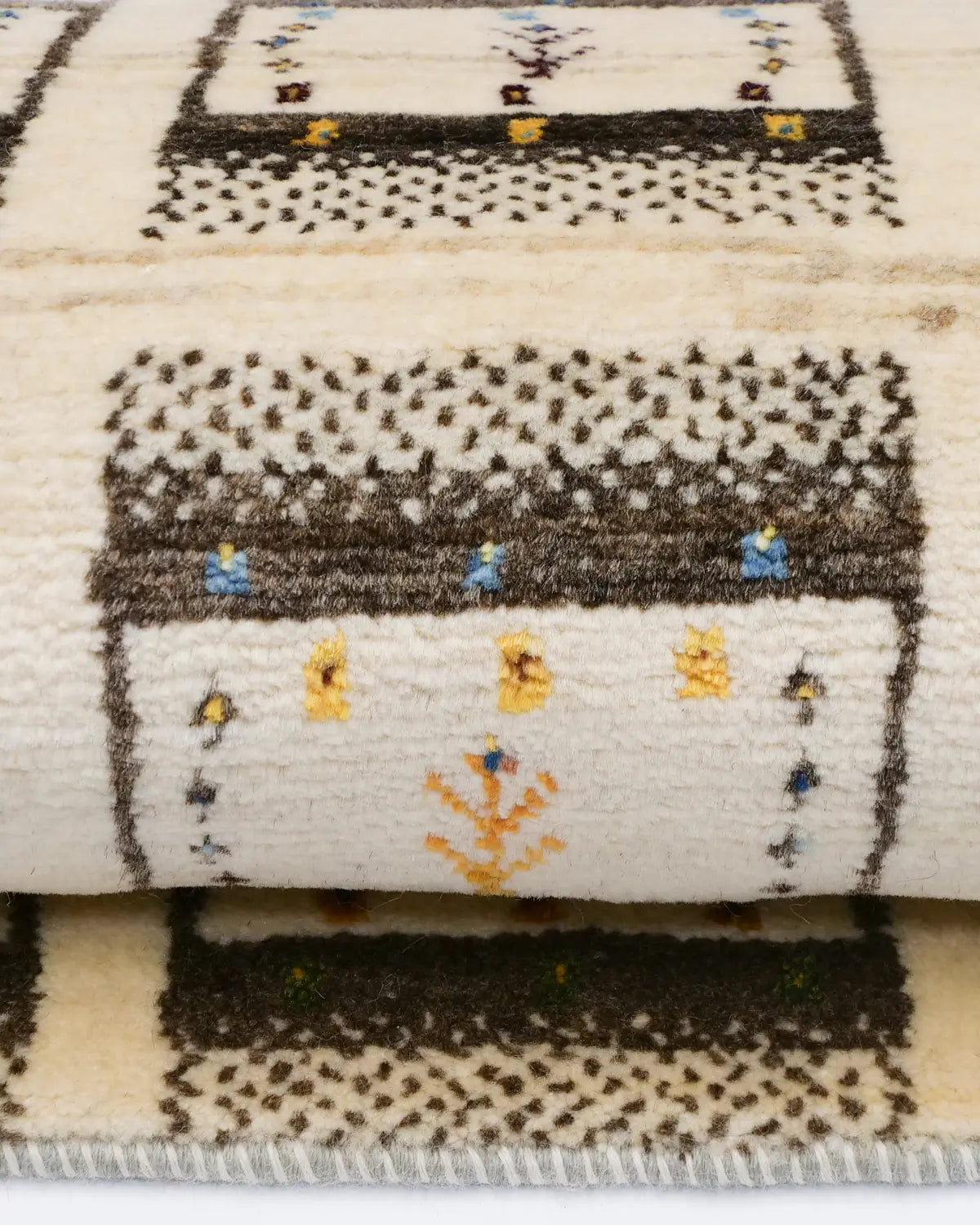 伝統的なギャッベ文様をモダンにアレンジしたデザイン