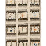 動物と植物を囲む格子デザインのギャッベ