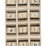 動物と植物を囲む格子デザインのギャッベ