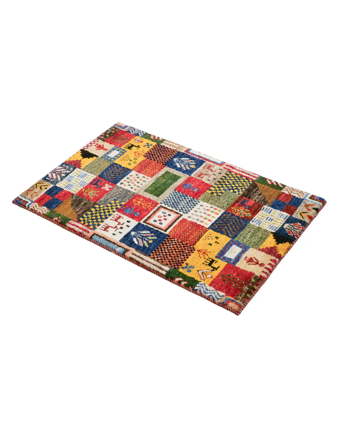 伝統的モチーフと鮮やかな色合いが調和するギャッベラグ