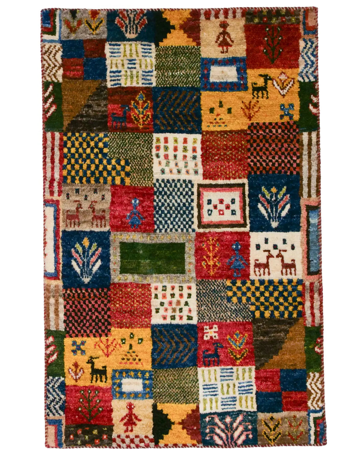 赤・青・緑など多彩な色柄を組み合わせたパッチワークギャッベ