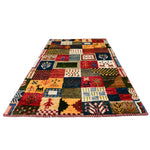 動物や植物などの文様を散りばめた遊び心あるデザイン