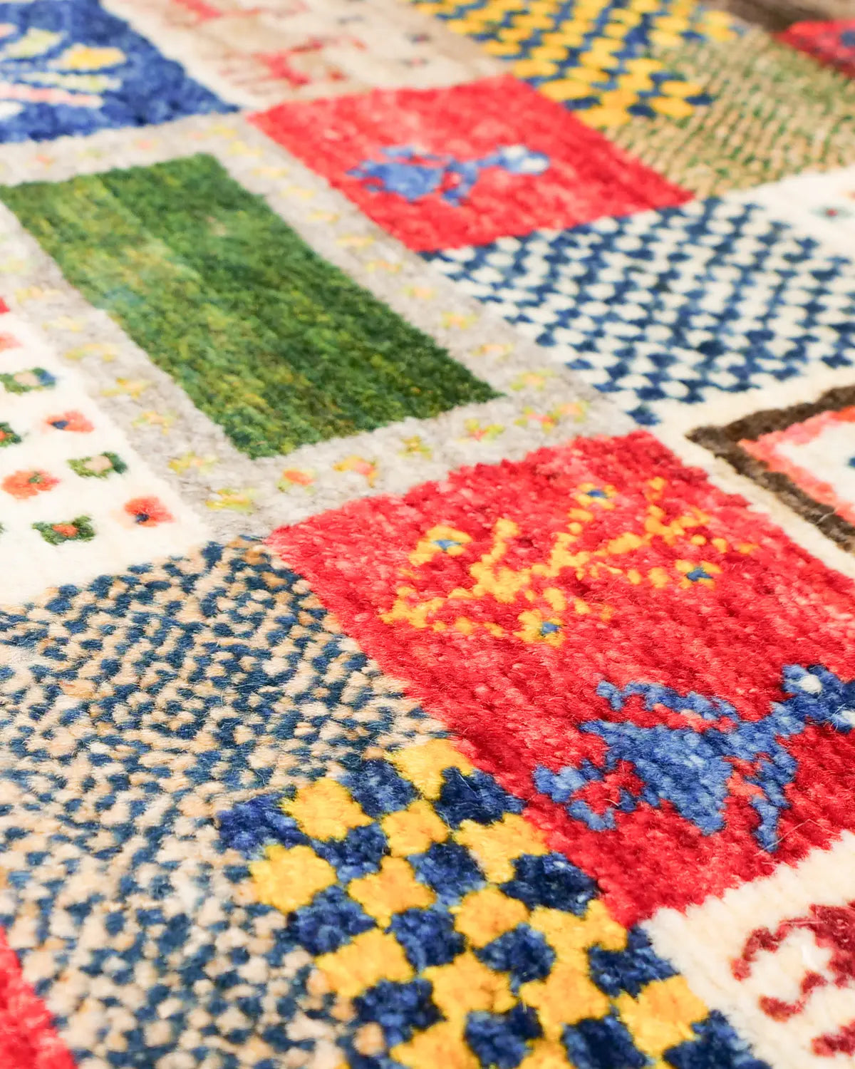 温かみある色彩と民族的模様が魅力のギャッベ