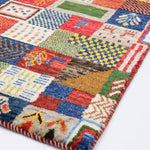 手織りならではの味わい深い色と織り模様が特徴