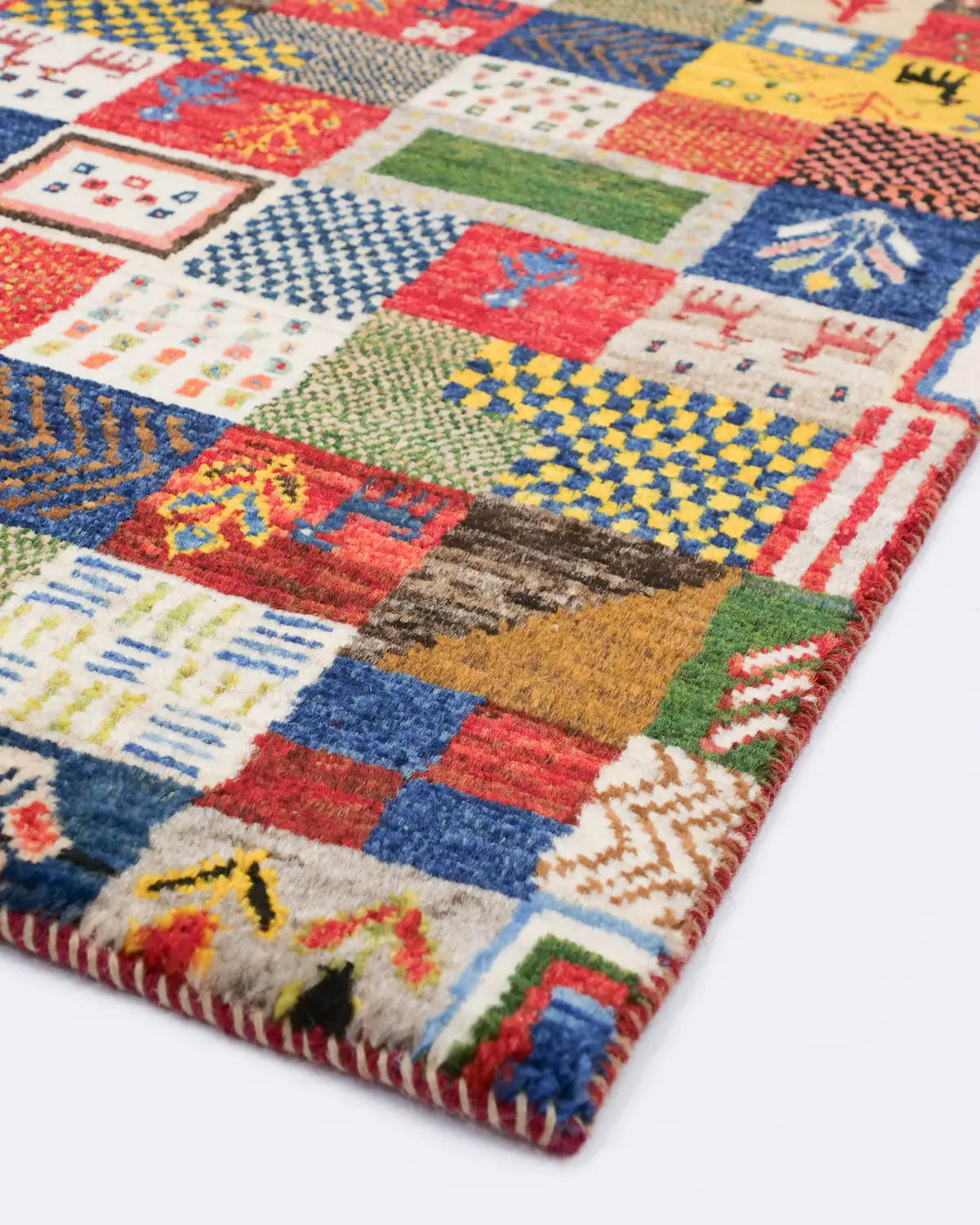 手織りならではの味わい深い色と織り模様が特徴