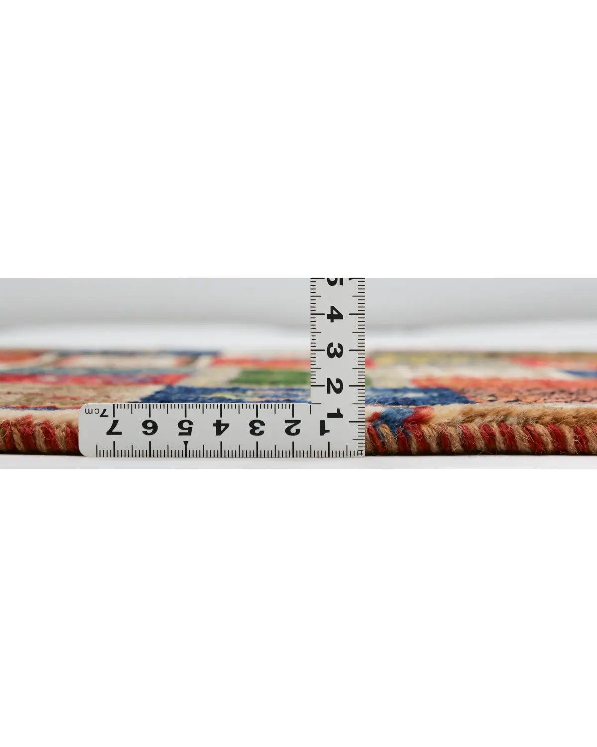 ペルシャの伝統を感じるモチーフを詰め込んだデザインラグの厚み