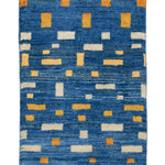 深い青地に黄色と白のブロック模様が並ぶモダンギャッベ
