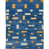 深い青地に黄色と白のブロック模様が並ぶモダンギャッベ