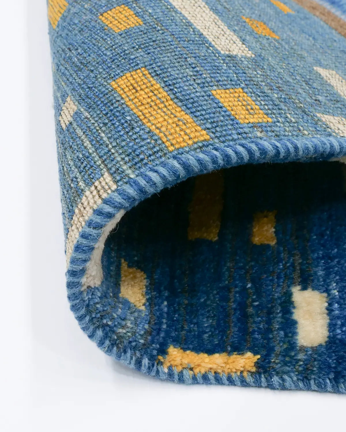 手織りならではの柔らかな風合いが魅力の幾何学ラグ