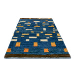 ウール素材の心地よい手触りが楽しめる青いギャッベマット