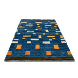 ウール素材の心地よい手触りが楽しめる青いギャッベマット