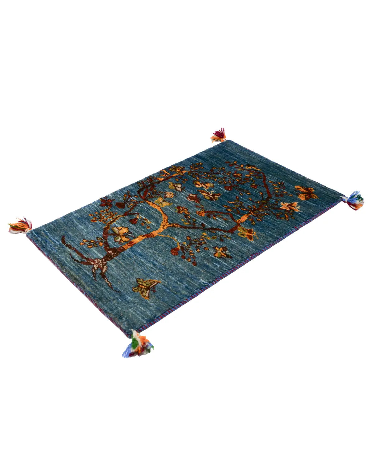 鳥や蝶が舞う、自然豊かな樹木モチーフのギャッベラグ