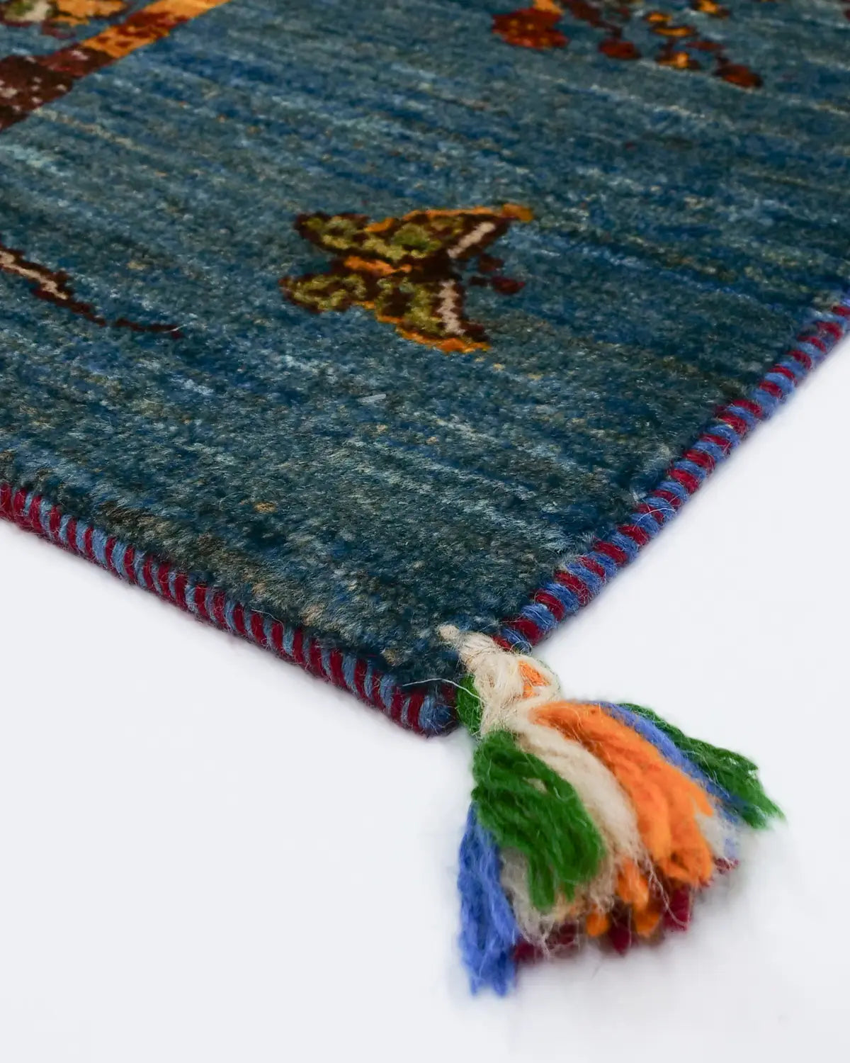 玄関やリビングに映える、自然を感じるブルーのギャッベ