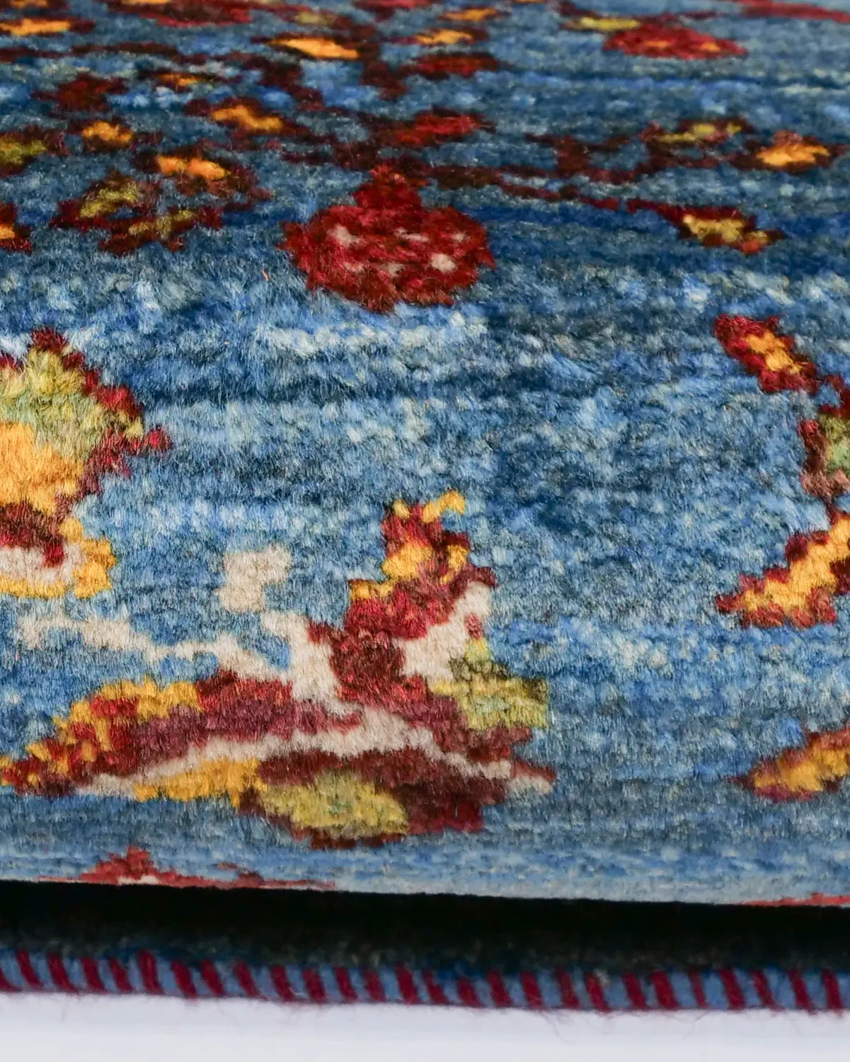 空に向かって枝を伸ばす樹をモチーフにしたギャッベラグ