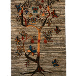 枝に花と実をつけ、蝶が舞う生命の木を織り込んだギャッベ