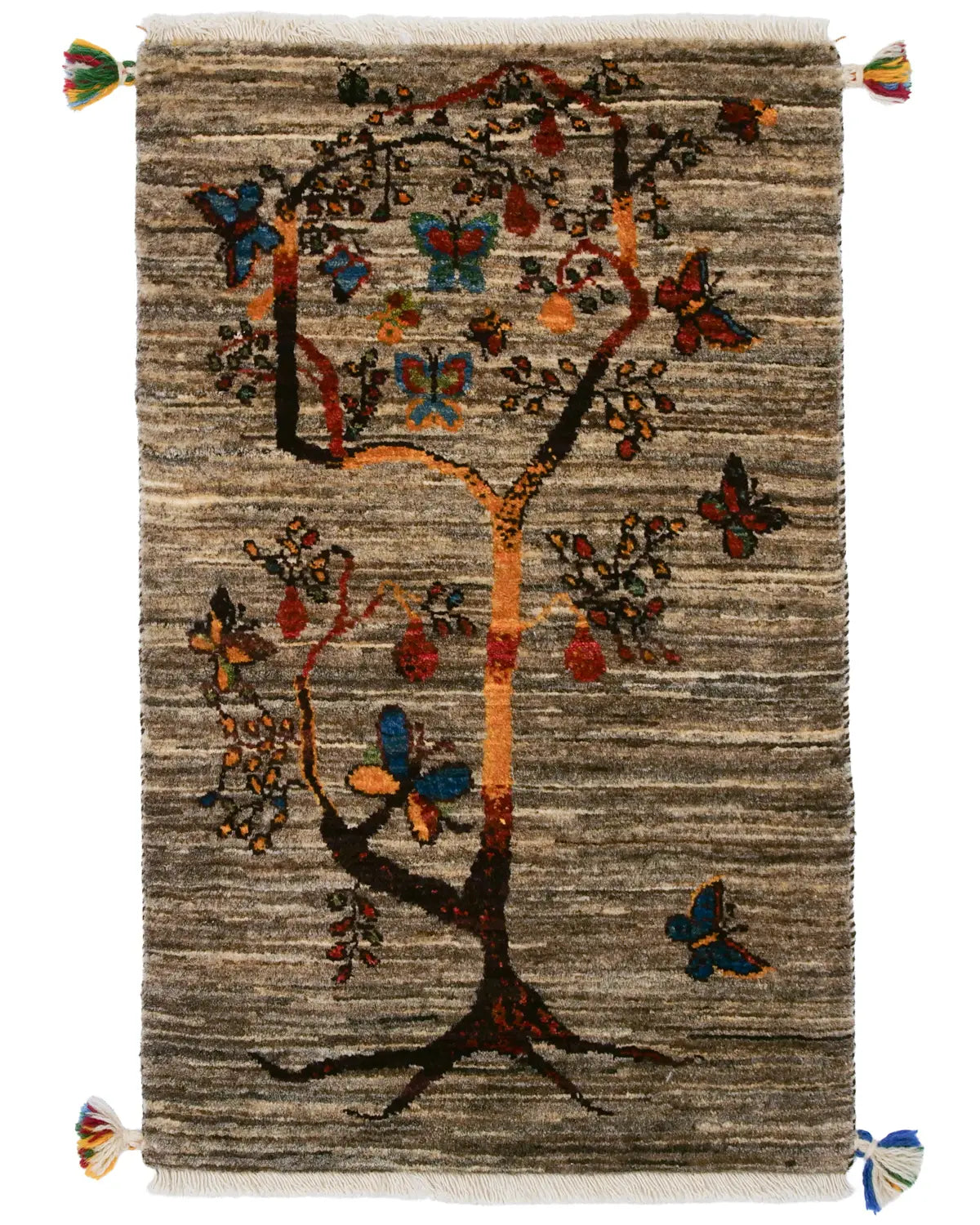 枝に花と実をつけ、蝶が舞う生命の木を織り込んだギャッベ