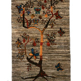 枝に花と実をつけ、蝶が舞う生命の木を織り込んだギャッベ