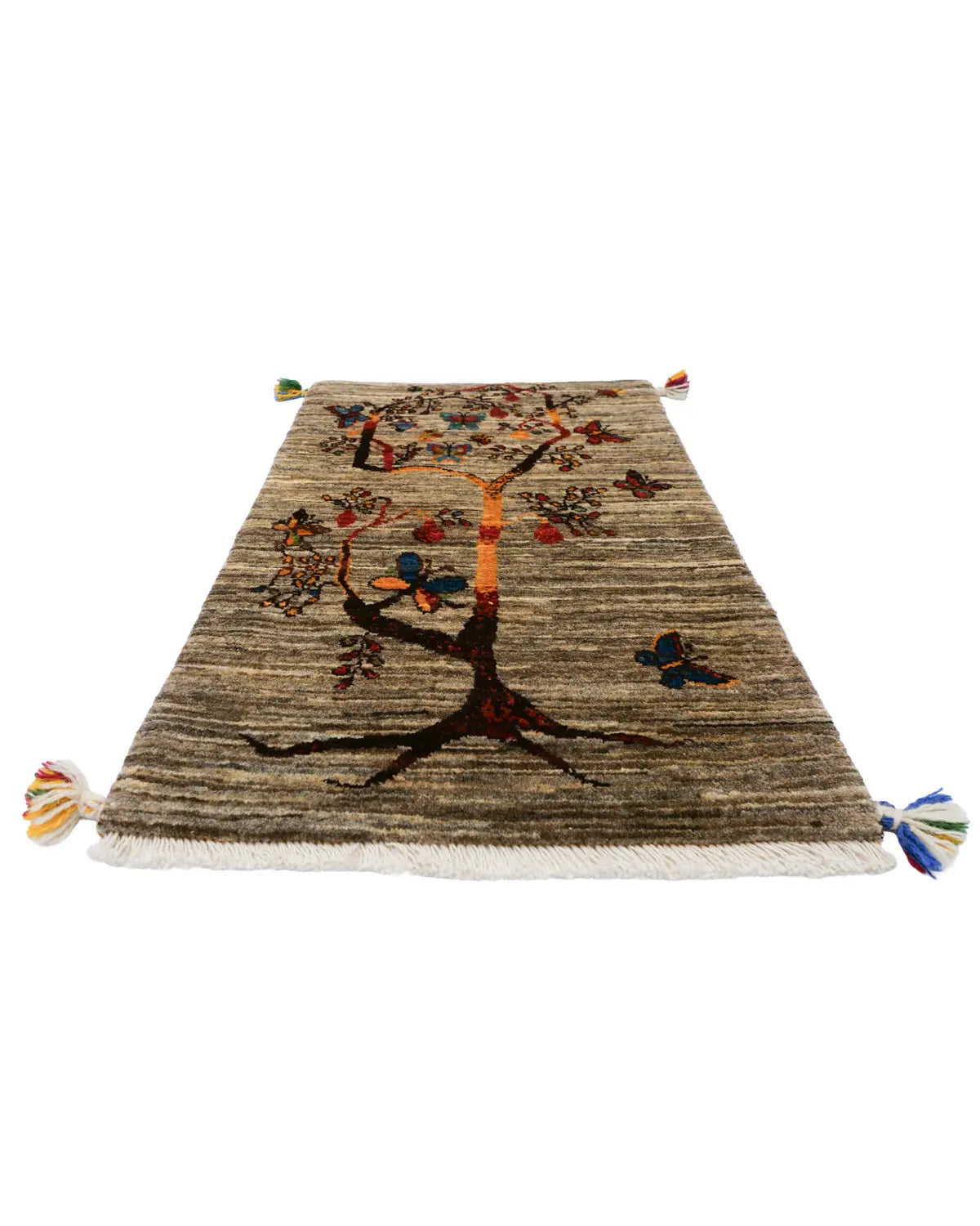 自然の息吹を感じる木と蝶のモチーフが印象的なギャッベ