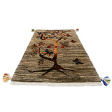 自然の息吹を感じる木と蝶のモチーフが印象的なギャッベ