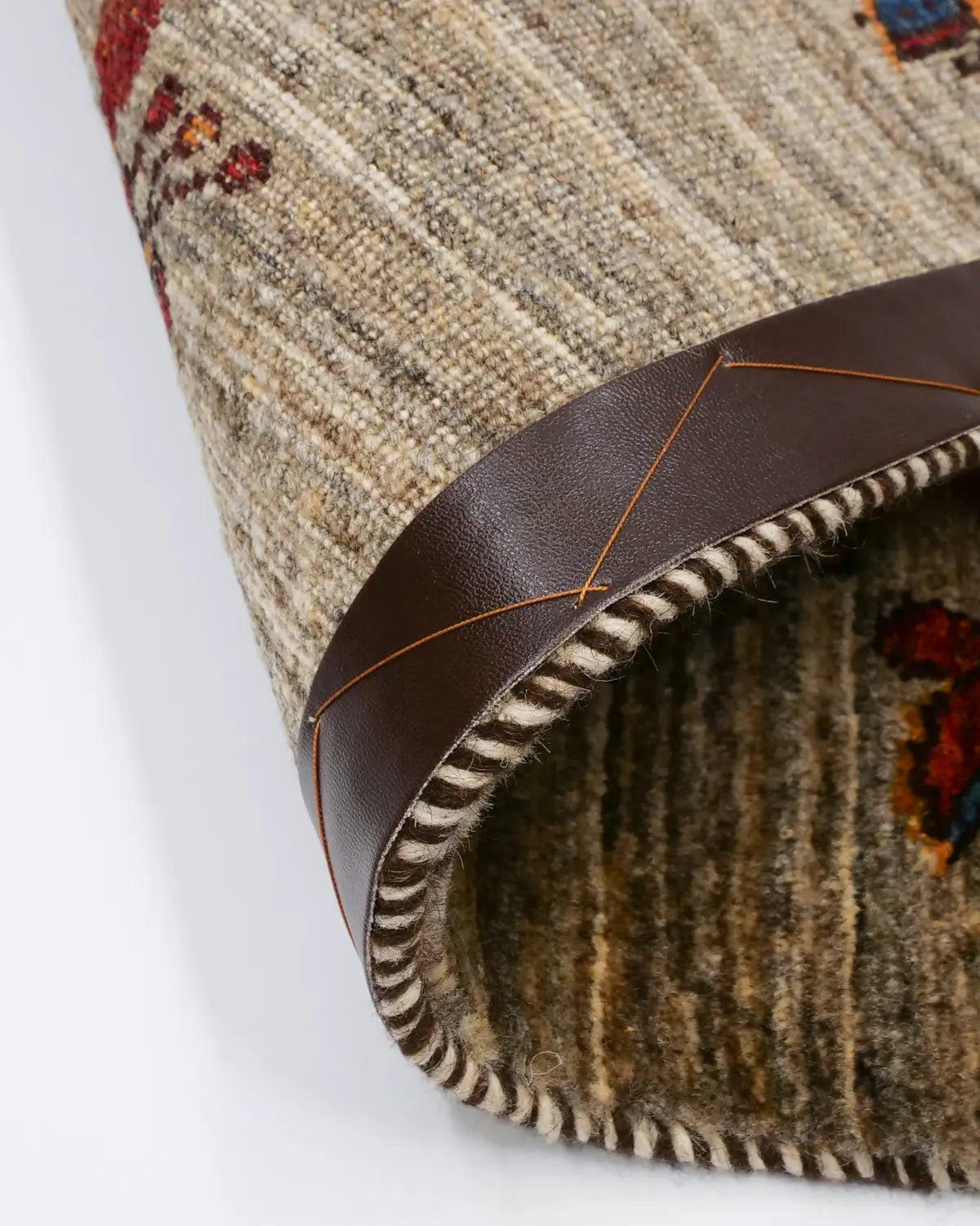 グレーの空間に暖色の木と色とりどりの蝶が舞う幻想的なデザイン